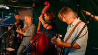 Benefiční koncert Malina Brothers na farní zahradě